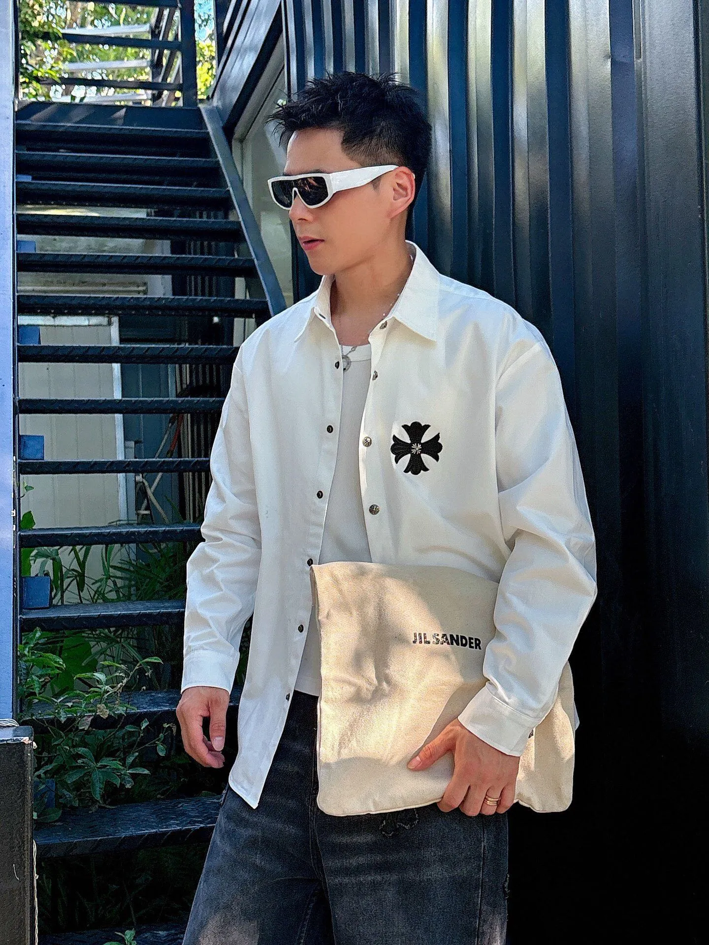 Pants P 520💰 Top P 500💰Chrome Hearts Leather Cross Leather Embroidery Shirt Jacket! OS version can be worn by both men and women! The fabric is made of twill gauze cotton fabric! The texture is clear and smooth, not easy to wrinkle or fade! The embroidery process is complex and repetitive, and the requirements for the embroidery machine are very strict. The distance is always 45 centimeters! It won’t work if the spacing is too big, and it won’t work if it’s too small! The hardware is all carved and cast. This piece of clothing consumes a lot of material. More than 3 meters of material is used for one piece of clothing! After the garment is made, it needs to be fixed at high temperature, washed at a water temperature of more than 70 degrees, and softened by adding softener to make the upper body softer and smoother!   Color: black white Size: m-3xl Style number: 5878
